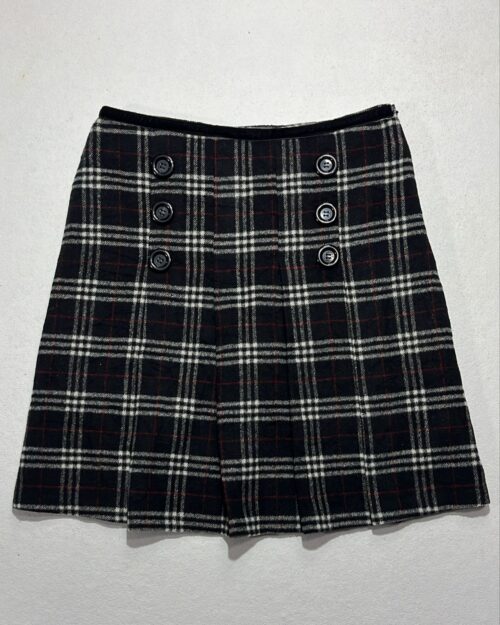 Chic, Korean-style winter mini skirt