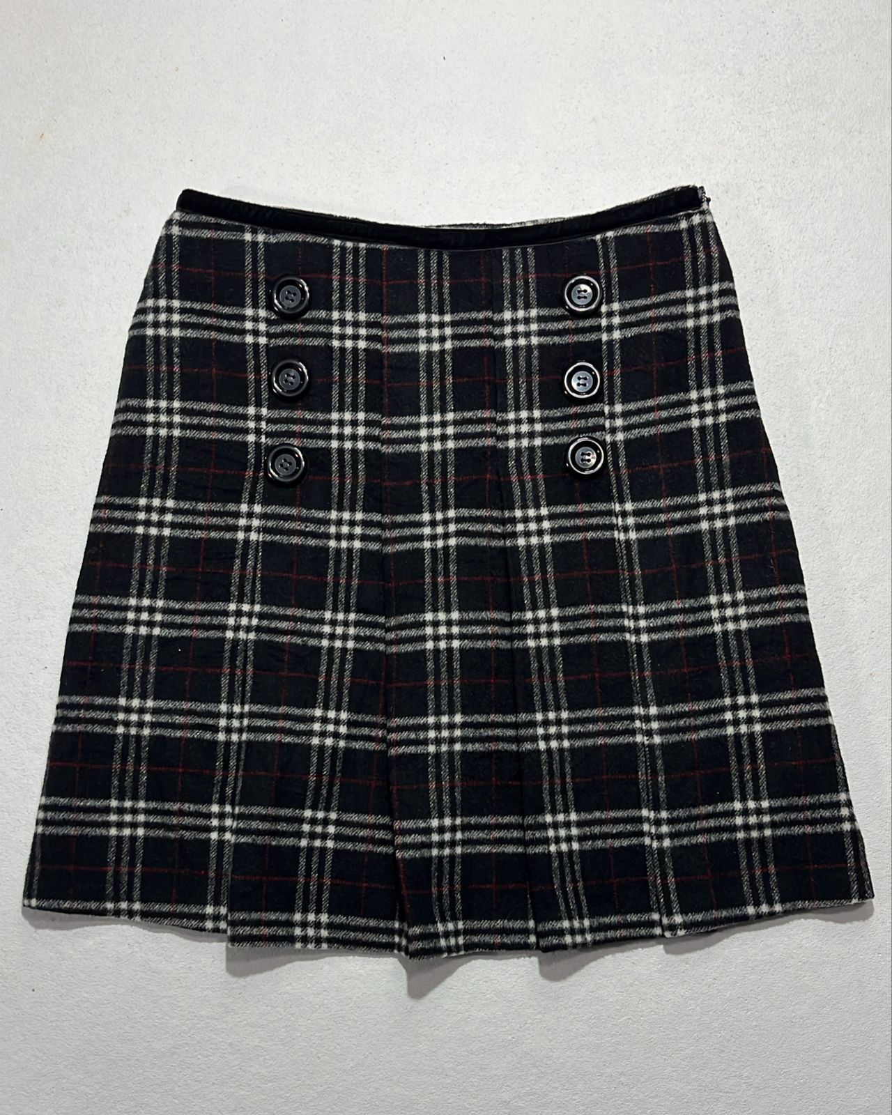 Chic, Korean-style winter mini skirt