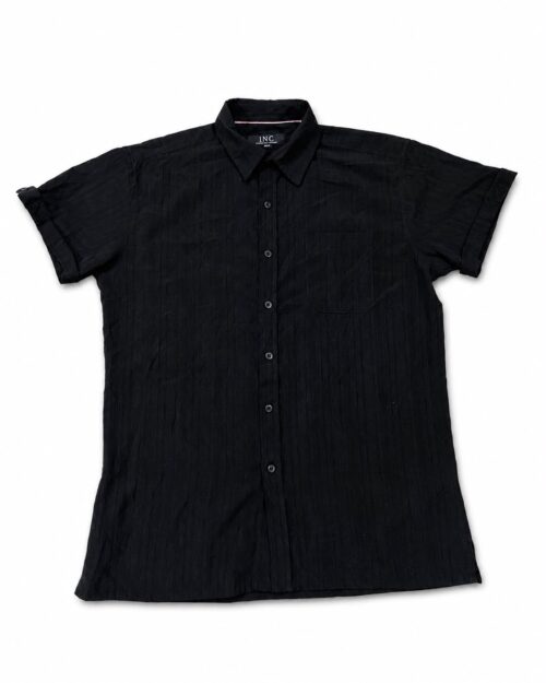 Slim-fit men's casual short-sleeve button-down shirt.