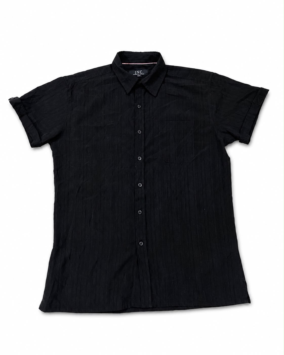 Slim-fit men’s casual short-sleeve button-down shirt.